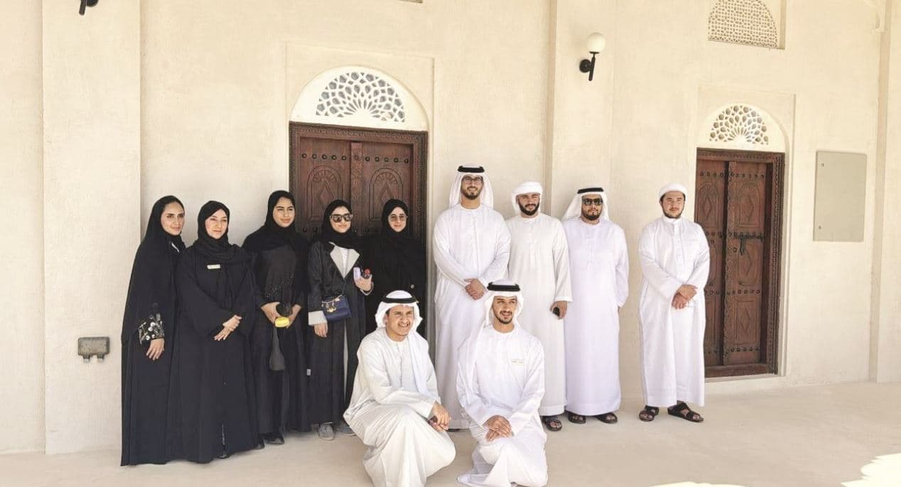 وفد من جامعة محمد بن زايد للعلوم الإنسانية يطّلع على معالم دلما التاريخية